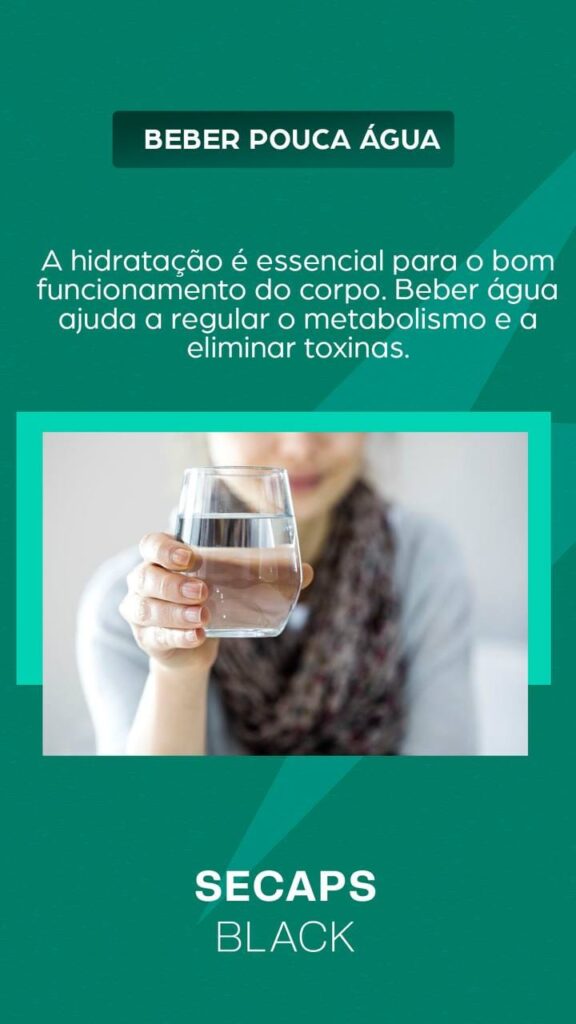 mulher segurando um copo com agua - beber puca agua