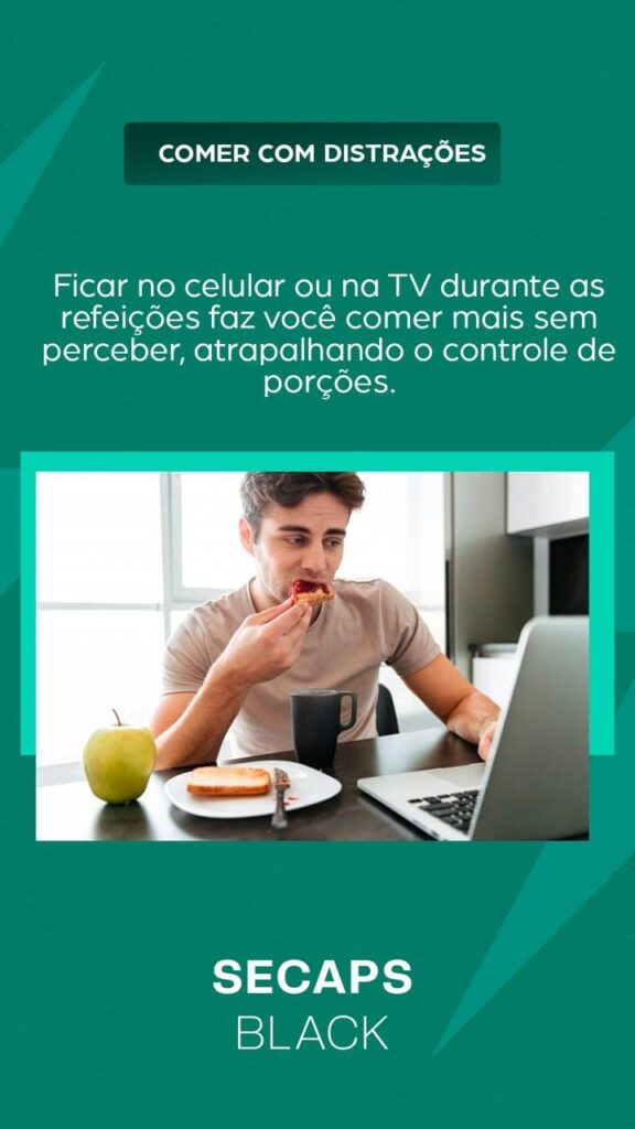 homem comendo e mexendo no computador. comer com distrações