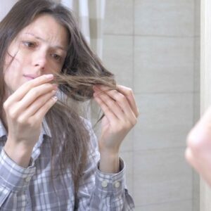 Cabelo Quebradiço: 7 Sinais de Que Falta Vitamina no Seu Organismo
