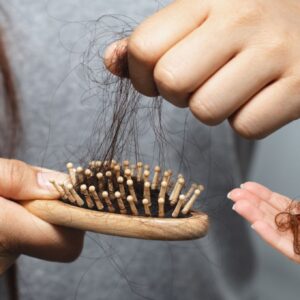 Queda de Cabelo Por Estresse: O Que Ninguém Te Conta Para Reverter