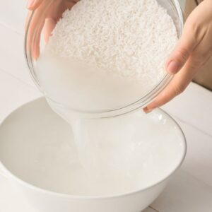 Água de Arroz Para o Cabelo Crescer: Como Fazer e Usar Corretamente