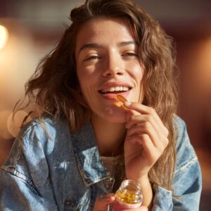 Qual Vitamina Faz Nascer Mais Cabelo? Entenda o Papel de Cada Nutriente