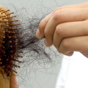 5 Motivos Pelos Quais Seu Cabelo Começa a Cair Muito De Repente