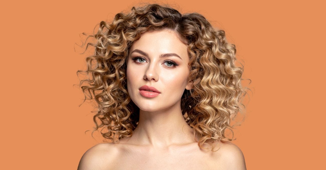 cabelos cacheados com luzes