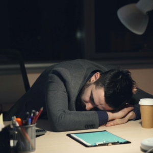 Dormir Tarde Faz Mal: O Que Acontece Com Seu Corpo Quando Você Dorme Fora de Hora