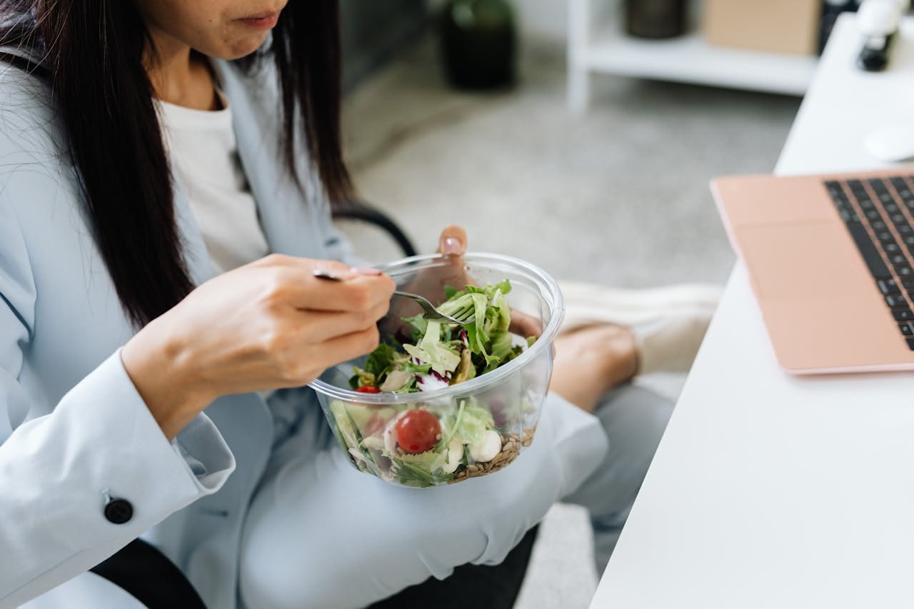 mulher comendo salada saudavel
