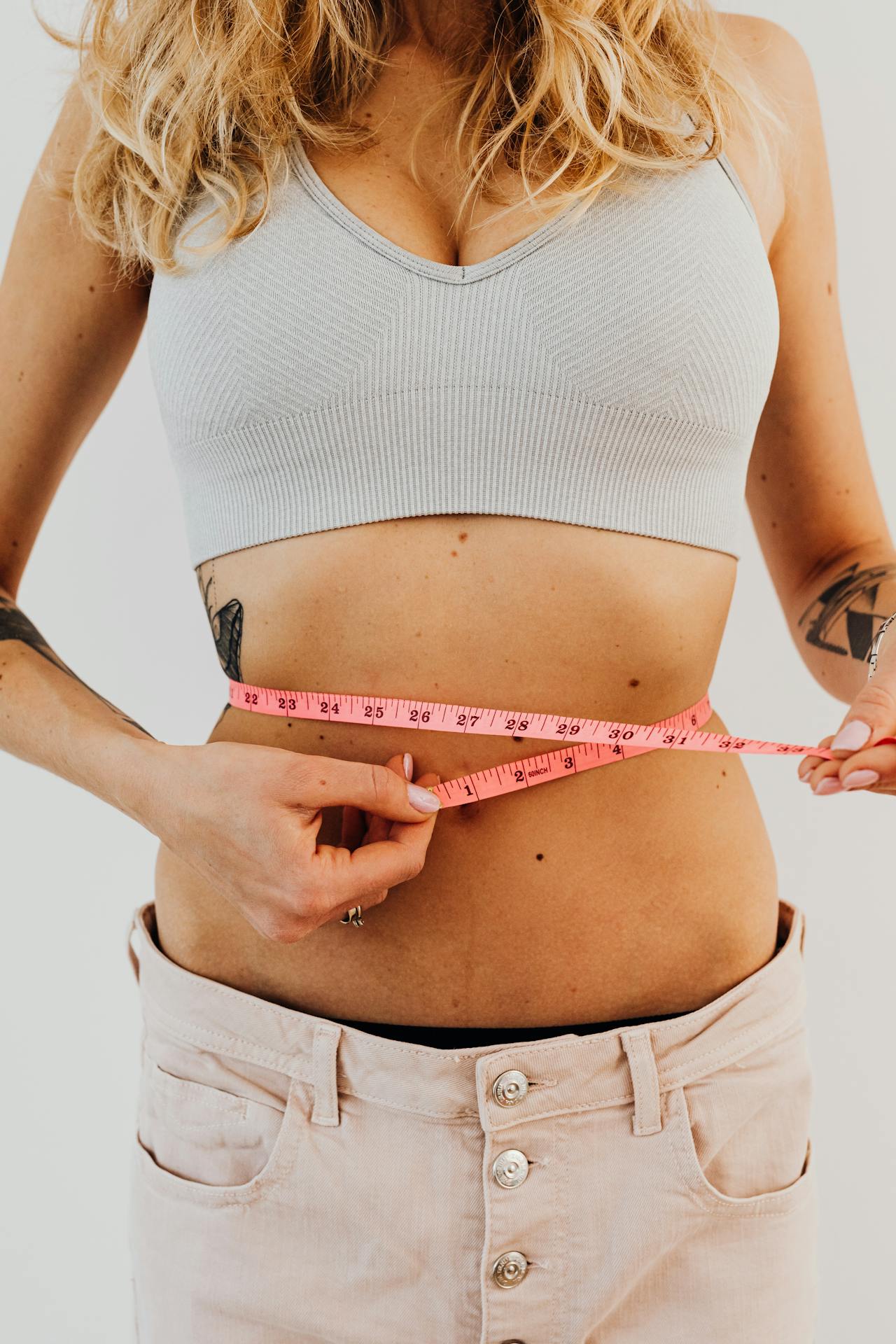 mulher medindo cintura fitness